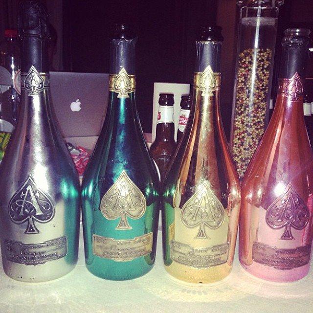 Illustration de l'article : 18 photos of parents who show off their fortune on social networks! Which ones are the most shocking?