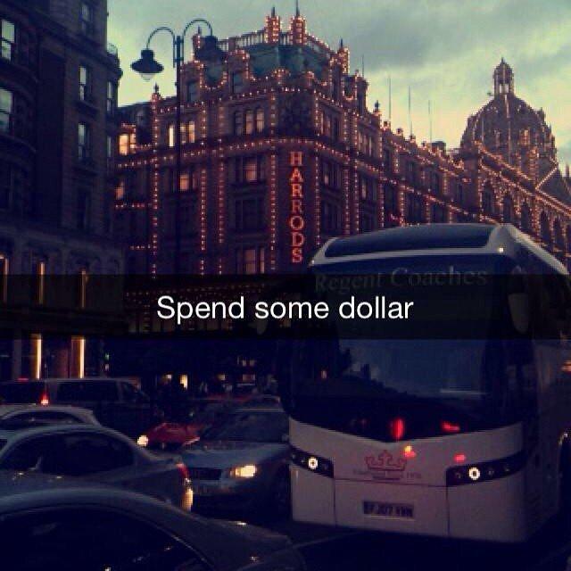 Illustration de l'article : 18 photos of parents who show off their fortune on social networks! Which ones are the most shocking?