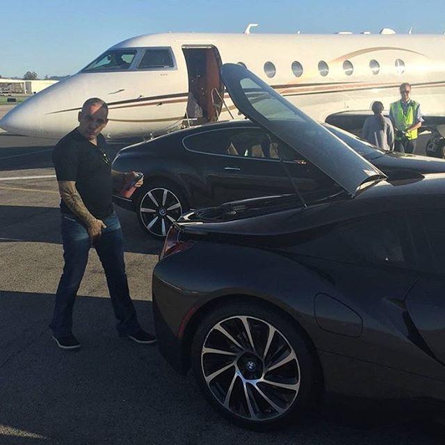 Illustration de l'article : 18 photos of parents who show off their fortune on social networks! Which ones are the most shocking?