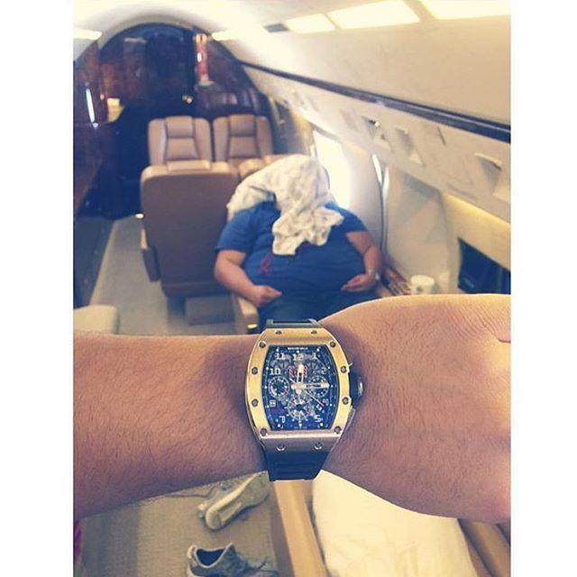 Illustration de l'article : 18 photos of parents who show off their fortune on social networks! Which ones are the most shocking?