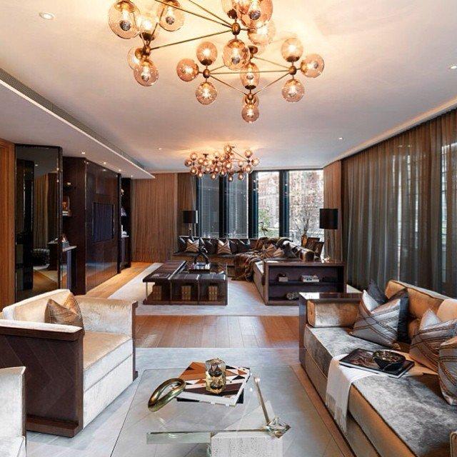 Illustration de l'article : 18 photos of parents who show off their fortune on social networks! Which ones are the most shocking?