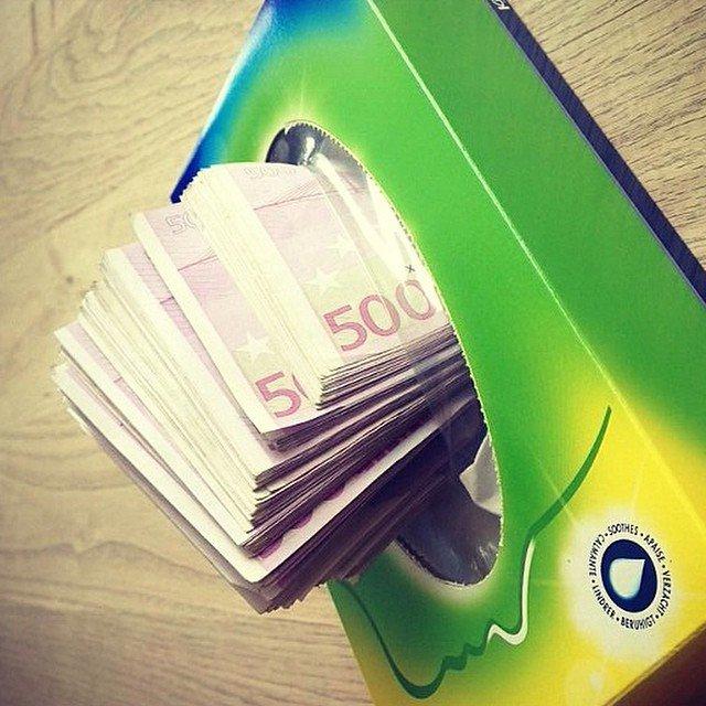 Illustration de l'article : 18 photos of parents who show off their fortune on social networks! Which ones are the most shocking?