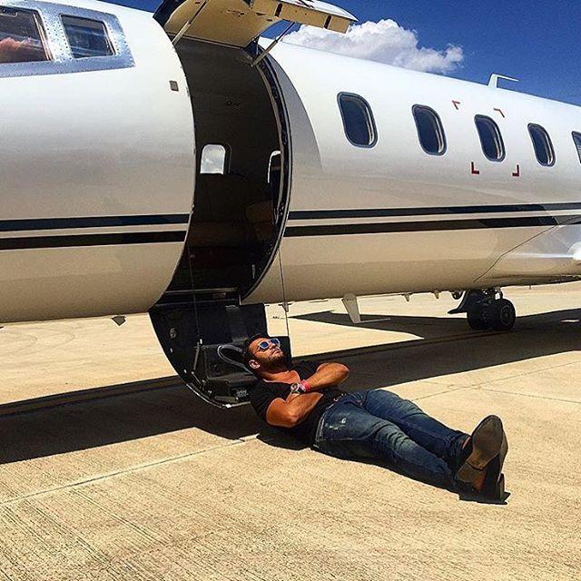 Illustration de l'article : 18 photos of parents who show off their fortune on social networks! Which ones are the most shocking?