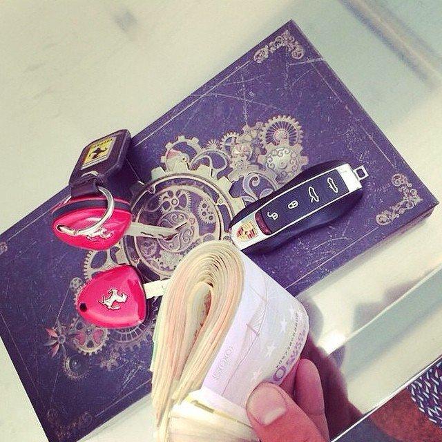 Illustration de l'article : 18 photos of parents who show off their fortune on social networks! Which ones are the most shocking?