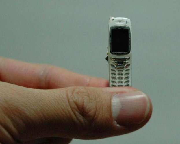 Illustration de l'article : The 9 worst things we did with our first cell phones!