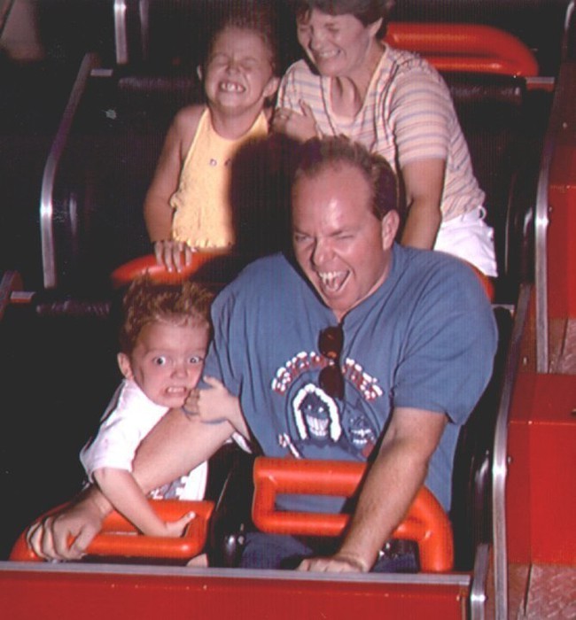 Illustration de l'article : Which of these 18 hilarious photos taken on amusement park rides are the most unusual?