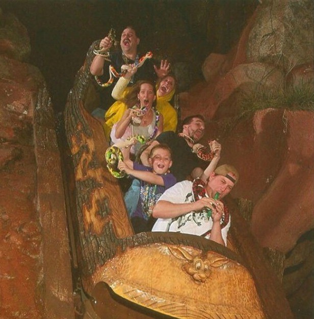 Illustration de l'article : Which of these 18 hilarious photos taken on amusement park rides are the most unusual?