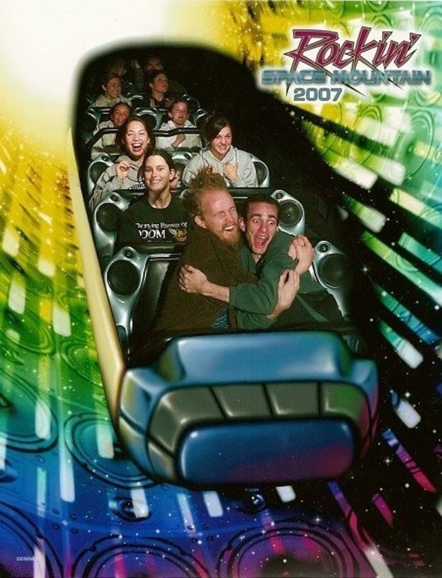 Illustration de l'article : Which of these 18 hilarious photos taken on amusement park rides are the most unusual?