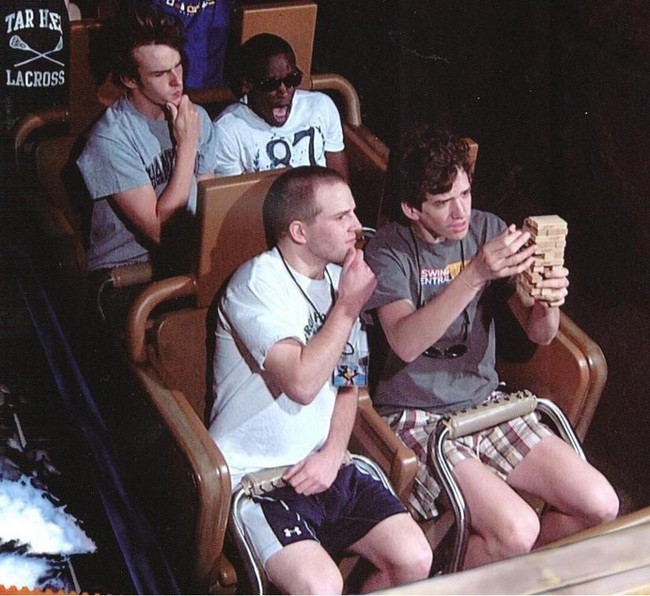 Illustration de l'article : Which of these 18 hilarious photos taken on amusement park rides are the most unusual?