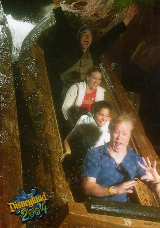 Illustration de l'article : Which of these 18 hilarious photos taken on amusement park rides are the most unusual?