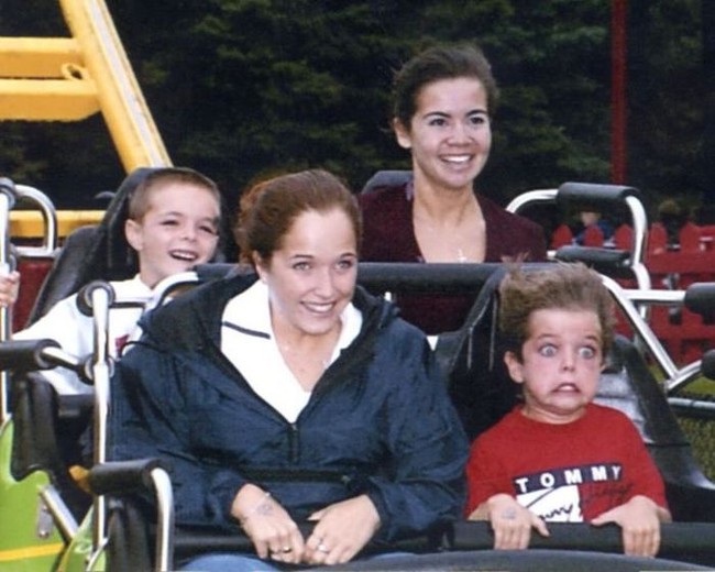 Illustration de l'article : Which of these 18 hilarious photos taken on amusement park rides are the most unusual?