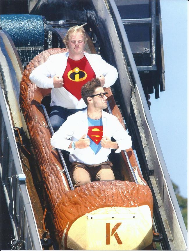 Illustration de l'article : Which of these 18 hilarious photos taken on amusement park rides are the most unusual?