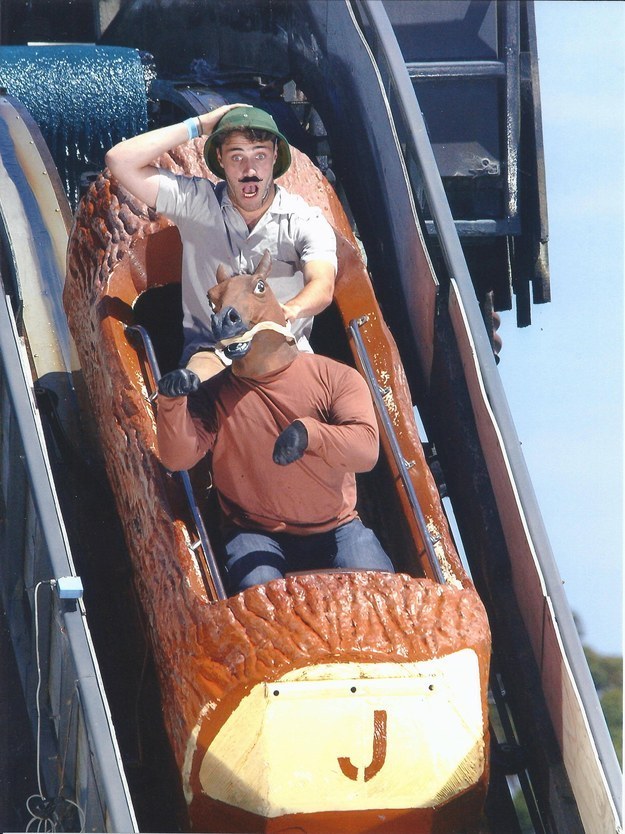 Illustration de l'article : Which of these 18 hilarious photos taken on amusement park rides are the most unusual?