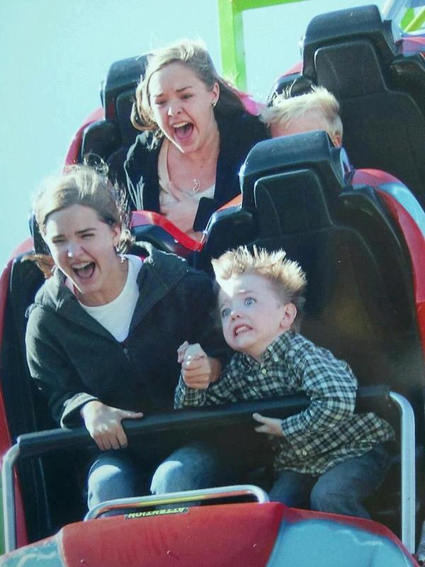 Illustration de l'article : Which of these 18 hilarious photos taken on amusement park rides are the most unusual?