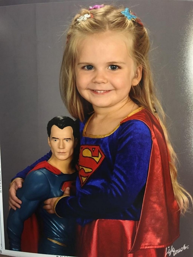Illustration de l'article : For her class picture, her dad agreed to let her choose her outfit all by herself! The results: she surprised everyone with her hero...