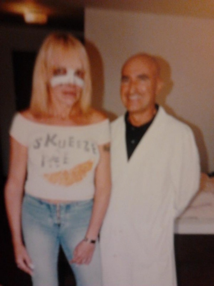 Illustration de l'article : This woman has spent ,000 to achieve the perfect look... What do you think, after seeing her before pictures?