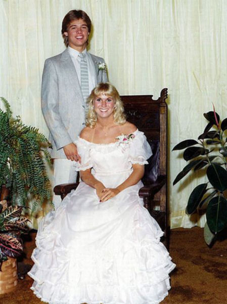 Illustration de l'article : 14 photos of American celebrities at their prom before they became famous