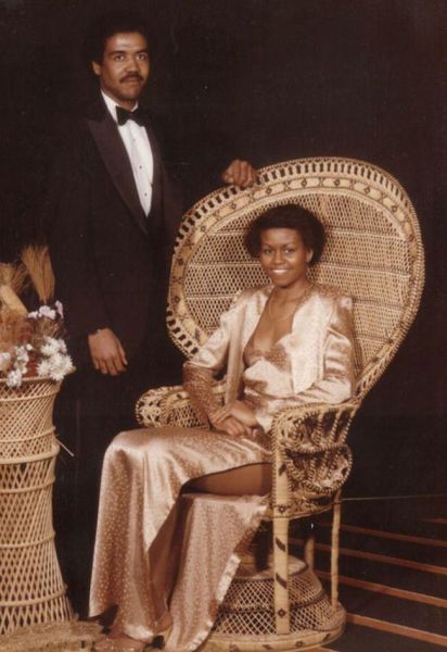 Illustration de l'article : 14 photos of American celebrities at their prom before they became famous