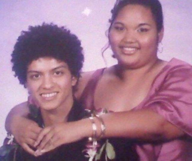 Illustration de l'article : 14 photos of American celebrities at their prom before they became famous 