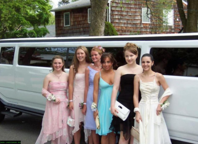 Illustration de l'article : 14 photos of American celebrities at their prom before they became famous