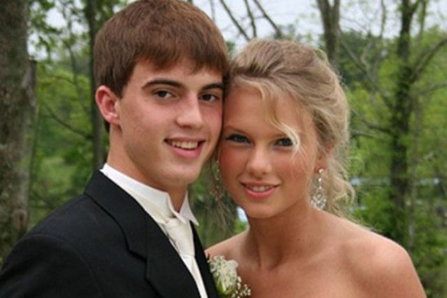 Illustration de l'article : 14 photos of American celebrities at their prom before they became famous