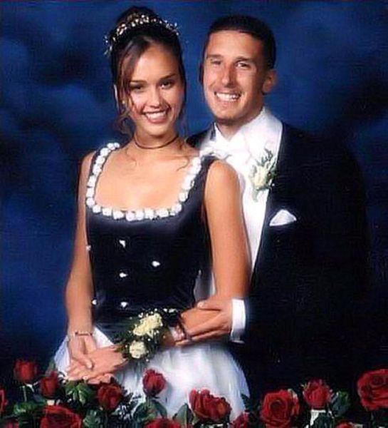Illustration de l'article : 14 photos of American celebrities at their prom before they became famous