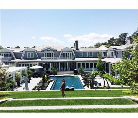 Illustration de l'article : Among these 29 pictures of rich kids posting their fortunes on Instagram, which is the worst?