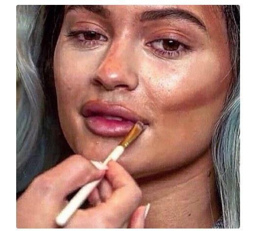 Illustration de l'article : 16 photos of people who have abused makeup!