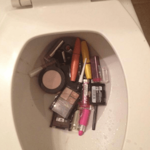 Illustration de l'article : 16 photos of people who have abused makeup!