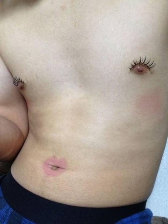 Illustration de l'article : 16 photos of people who have abused makeup!