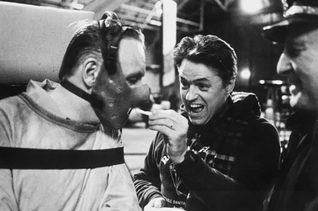 Illustration de l'article : These 40 behind-the-scenes shots of actors will change the way you watch these movies