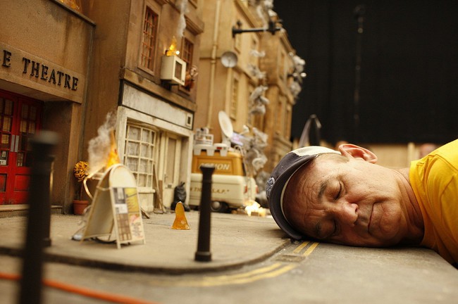 Illustration de l'article : These 40 behind-the-scenes shots of actors will change the way you watch these movies
