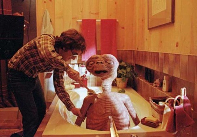 Illustration de l'article : These 40 behind-the-scenes shots of actors will change the way you watch these movies