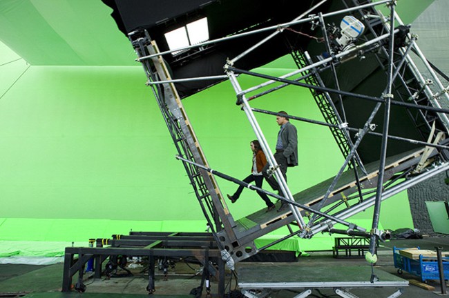 Illustration de l'article : These 40 behind-the-scenes shots of actors will change the way you watch these movies