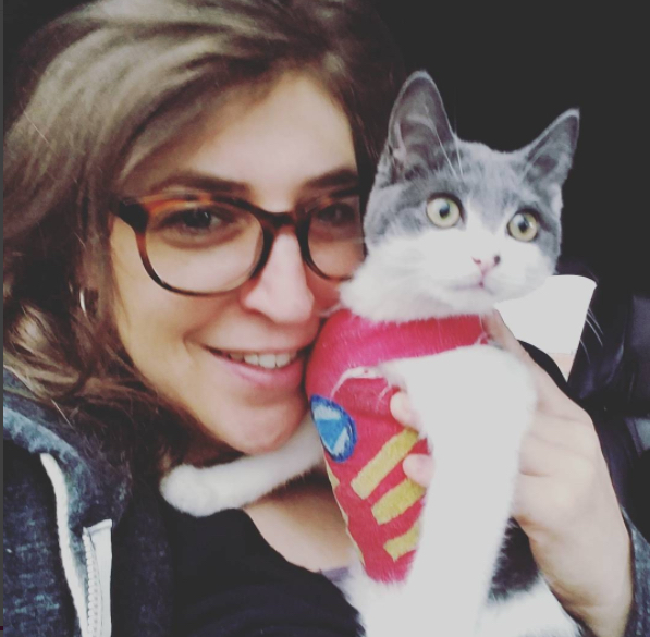 Illustration de l'article : Mayim Bialik of “The Big Bang Theory” adopts a cat unlike any other