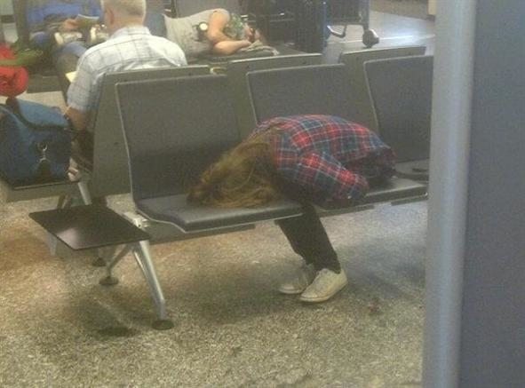 Illustration de l'article : 15 funny photos of exhausted people at the airport