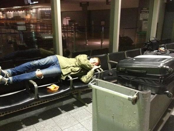 Illustration de l'article : 15 funny photos of exhausted people at the airport
