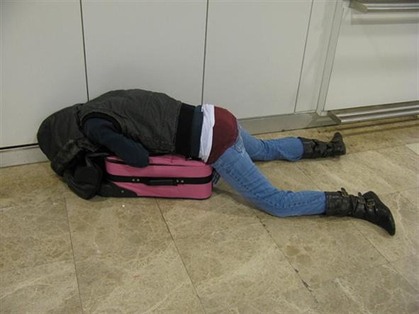 Illustration de l'article : 15 funny photos of exhausted people at the airport