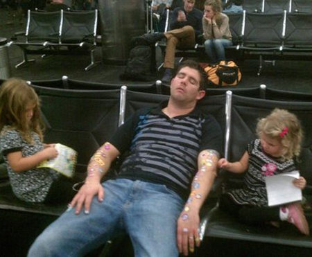 Illustration de l'article : 15 funny photos of exhausted people at the airport