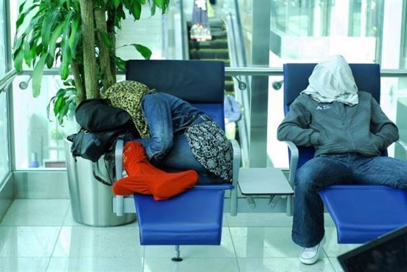Illustration de l'article : 15 funny photos of exhausted people at the airport