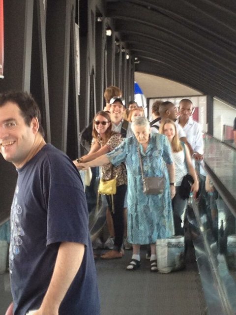 Illustration de l'article : 15 funny photos of exhausted people at the airport