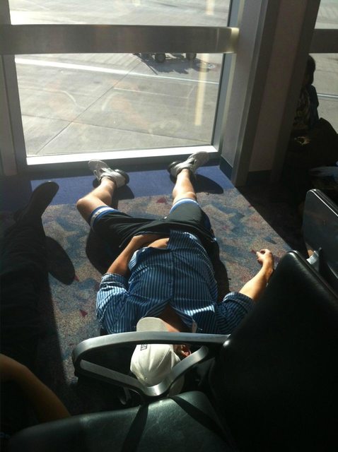 Illustration de l'article : 15 funny photos of exhausted people at the airport