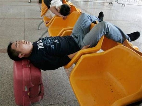 Illustration de l'article : 15 funny photos of exhausted people at the airport