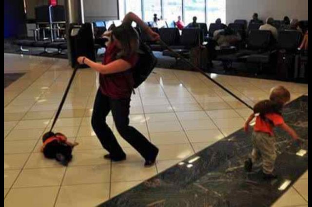 Illustration de l'article : 15 funny photos of exhausted people at the airport