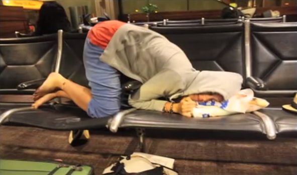 Illustration de l'article : 15 funny photos of exhausted people at the airport