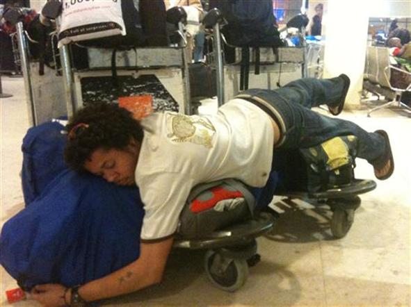Illustration de l'article : 15 funny photos of exhausted people at the airport