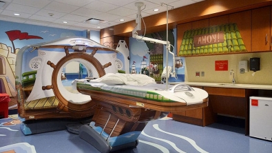 Illustration : "To reassure the sick children, this hospital has brought a few modifications to its scanner!"