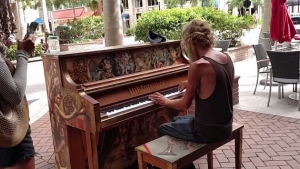 Illustration : "This city placed some pianos on the streets, but no one was prepared for this homeless man's talent! Clothes do not make the man..."