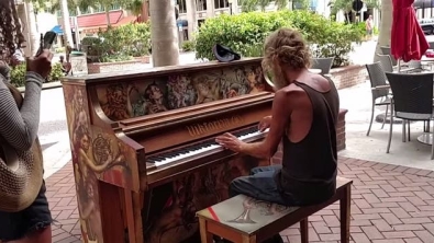 Illustration : "This city placed some pianos on the streets, but no one was prepared for this homeless man's talent! Clothes do not make the man..."