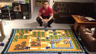 Illustration : "He crocheted a sheet representing the detailed map of the Super Mario Bros video game"